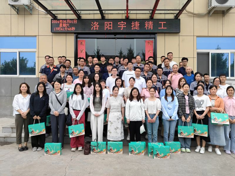 淡淡棕葉香，濃濃世間情，根根絲線連，切切情意牽！